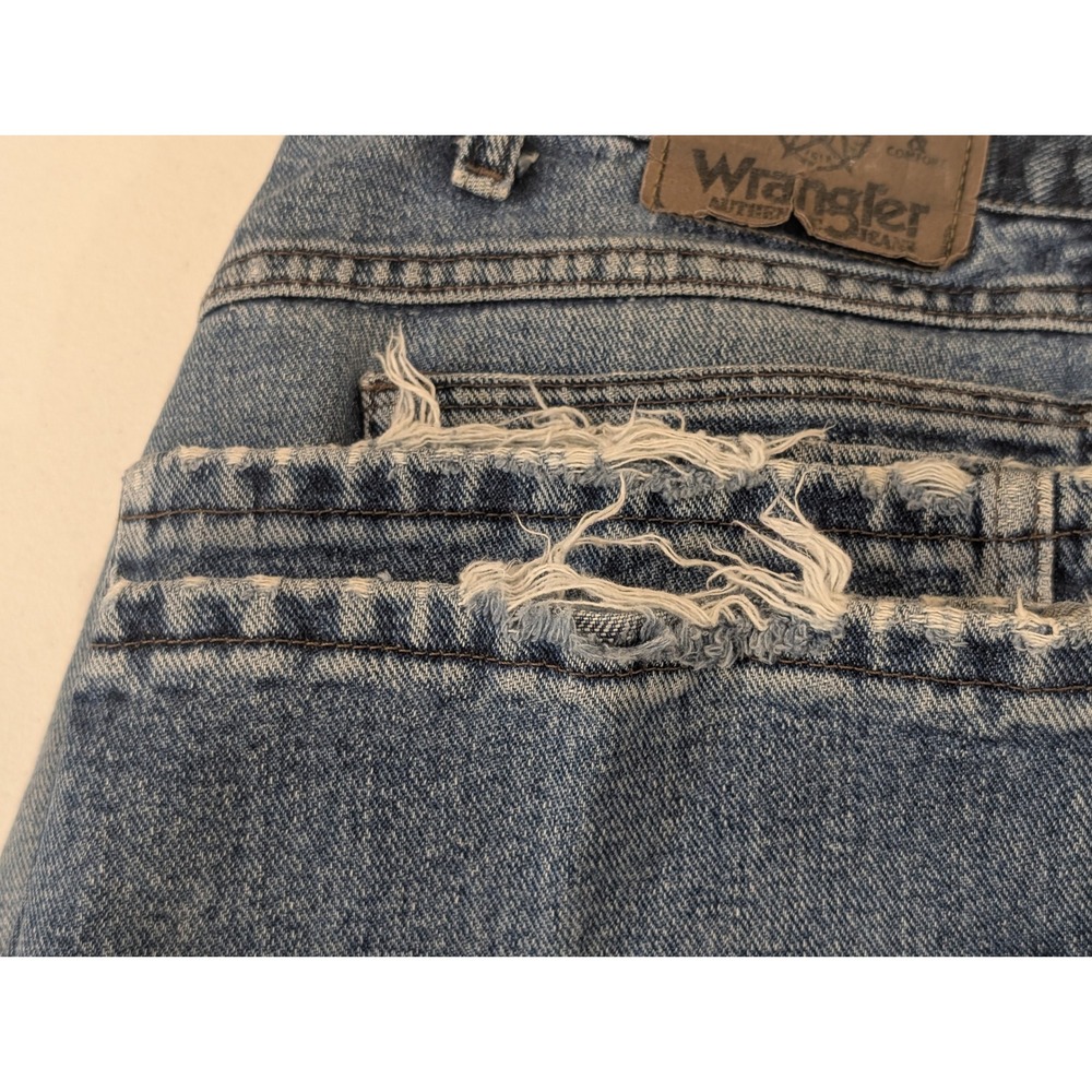 Wrangler Jeans Mens Authentic Premium Quality Light Wash Denim Distressed 38x32 - Picture 4 of 5